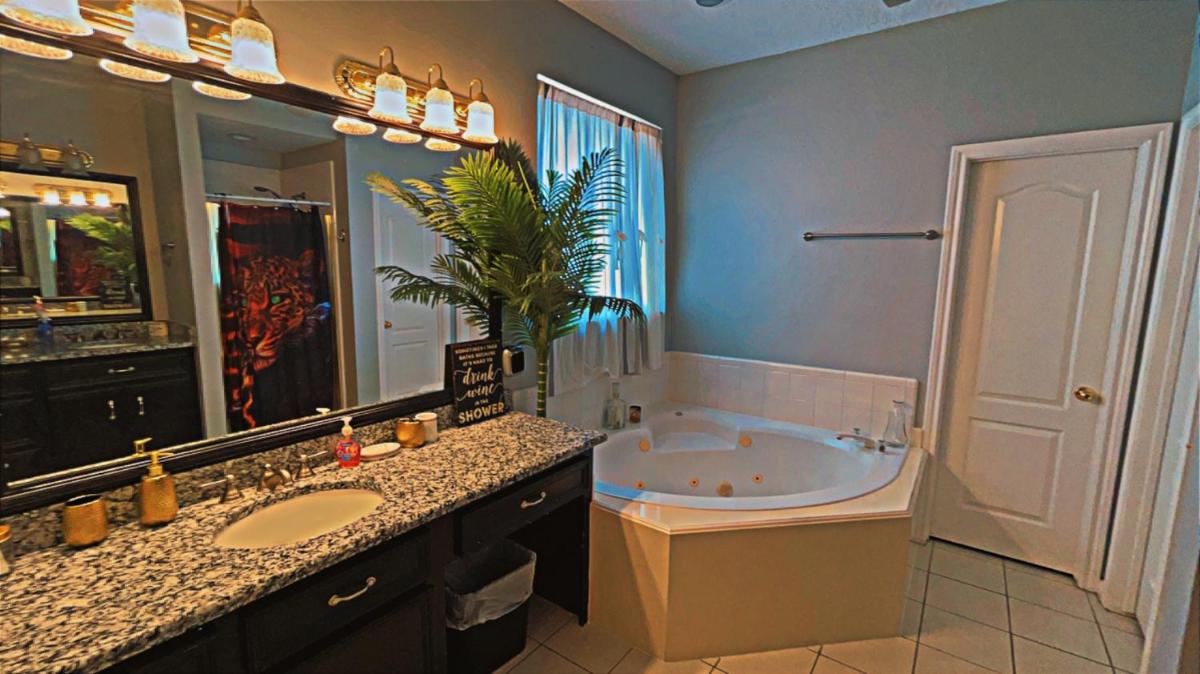 BEAUTIFUL VACATION HOME RENTAL WITH TROPICAl STYLE HEATED POOL & HOT TUB - Housity
