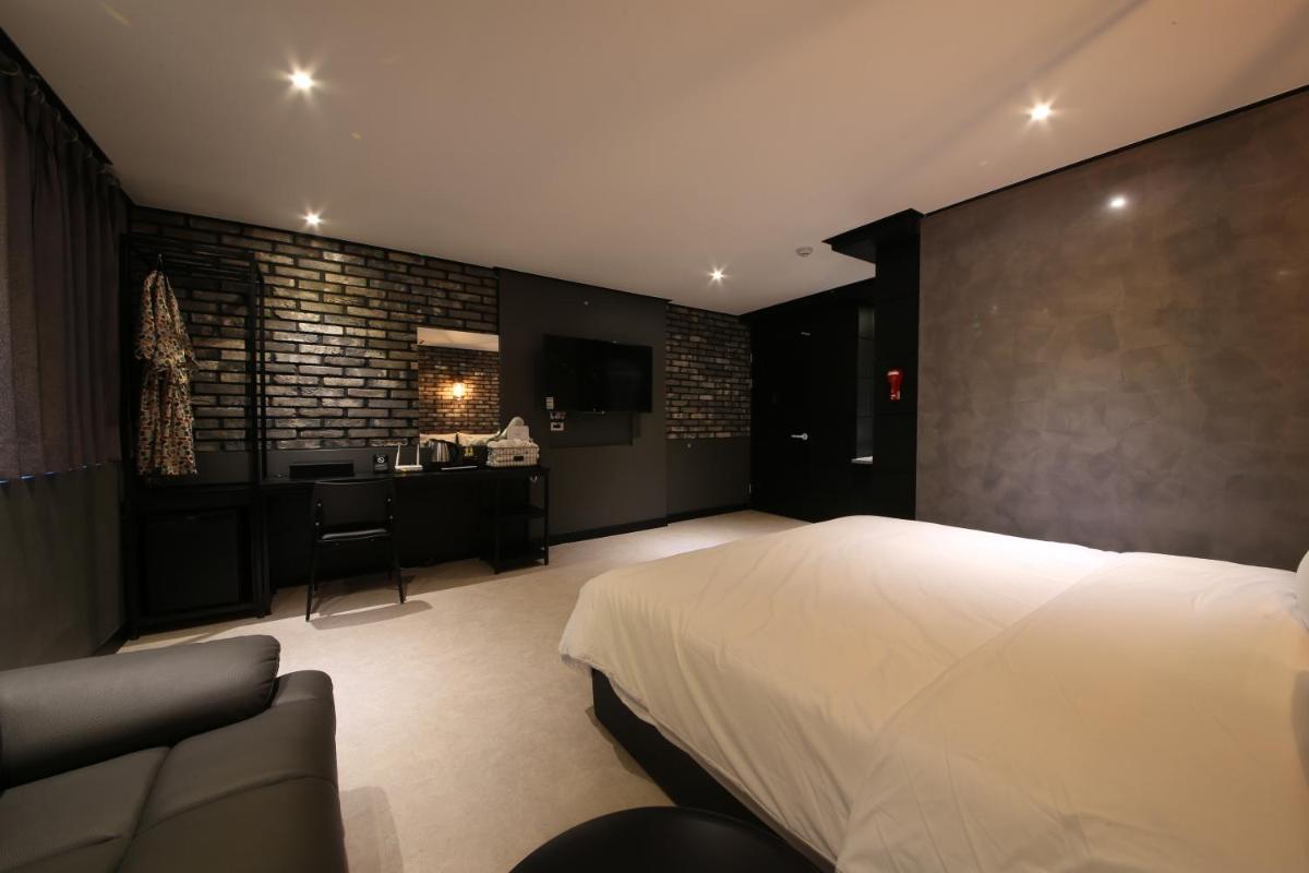 Almond Hotel Gupo Station - Housity