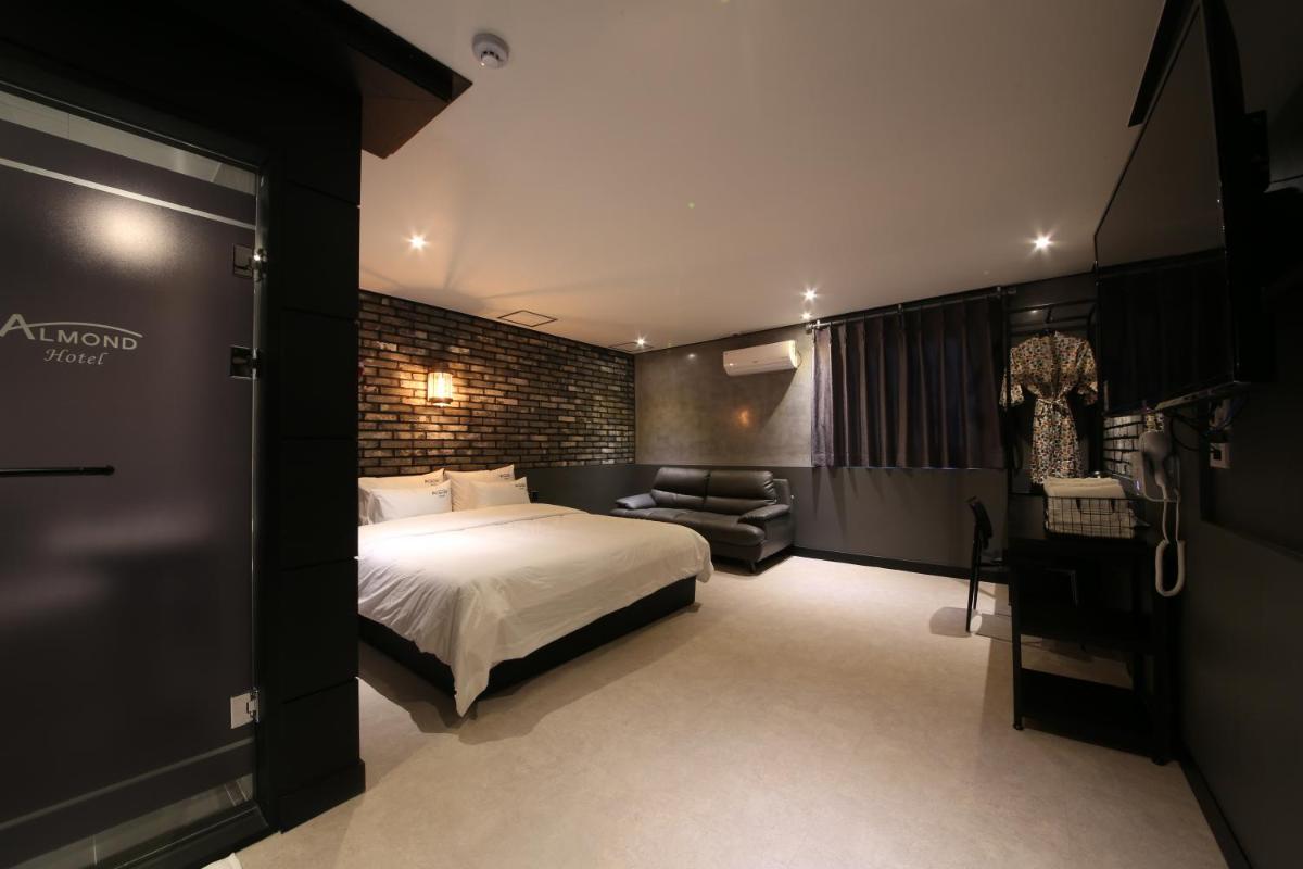 Almond Hotel Gupo Station - Housity