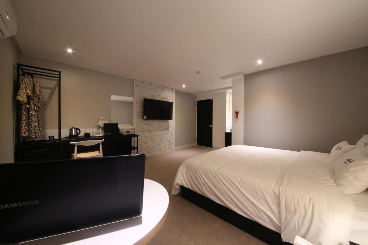 Almond Hotel Gupo Station - Housity