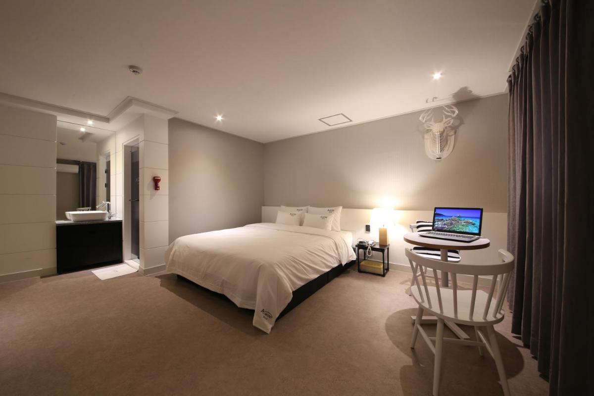 Almond Hotel Gupo Station - Housity