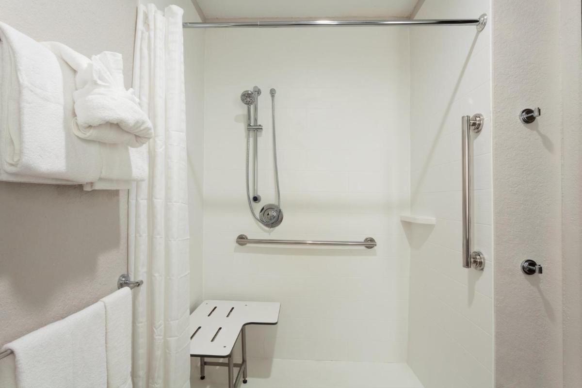 Suitetrails - Holiday Inn Express Hotel & Suites Fort Lauderdale Airport/Cruise Port, an IHG Hotel