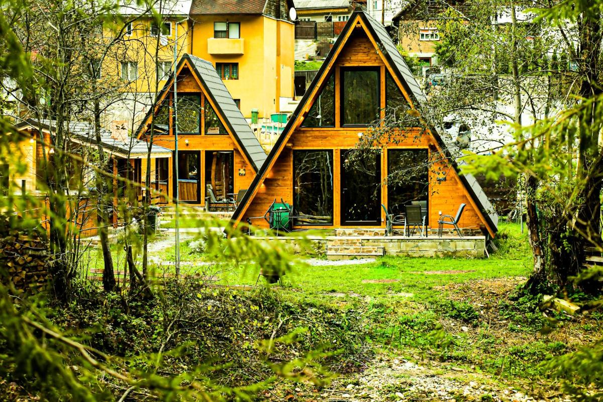 Finașii - Housity