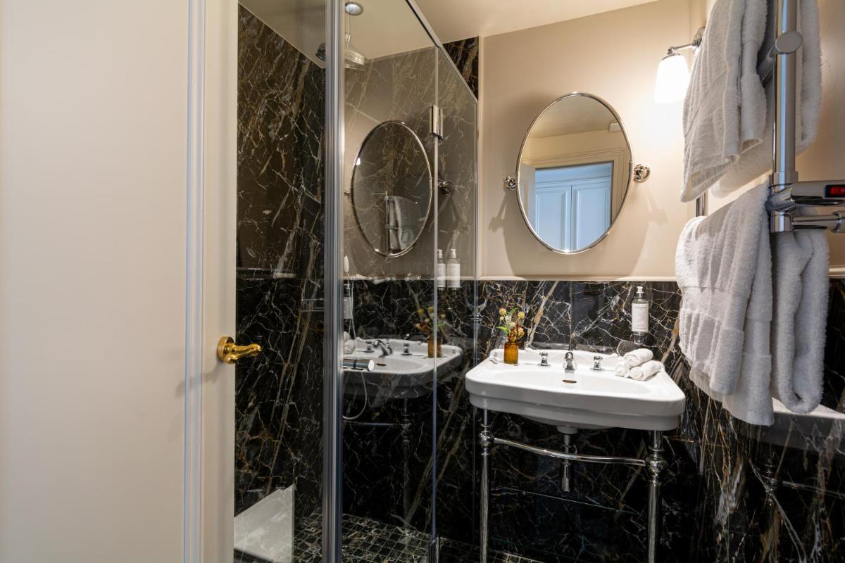 Salle de bains dans l'établissement Hôtel & SPA Napoléon