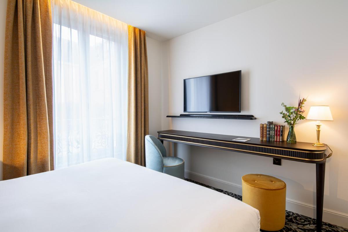 Télévision ou salle de divertissement dans l'établissement Hôtel & SPA Napoléon