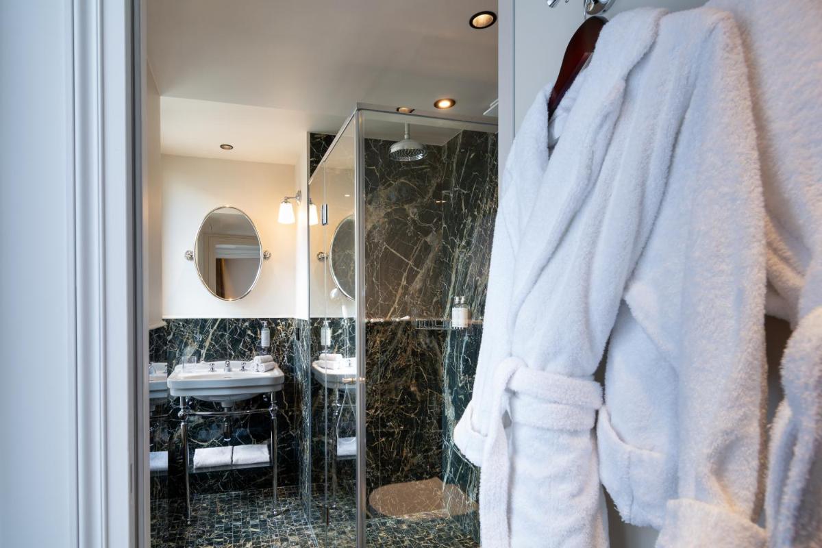 Salle de bains dans l'établissement Hôtel & SPA Napoléon