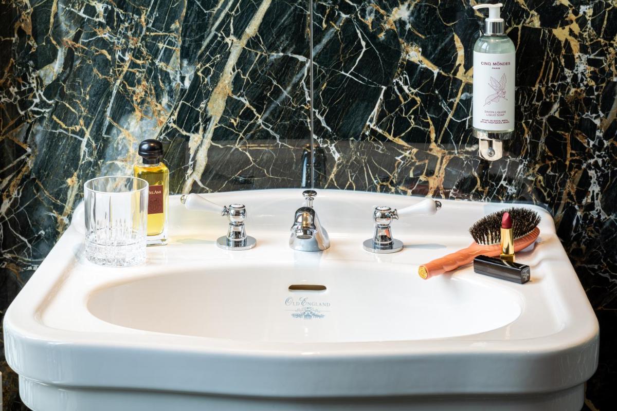 Salle de bains dans l'établissement Hôtel & SPA Napoléon