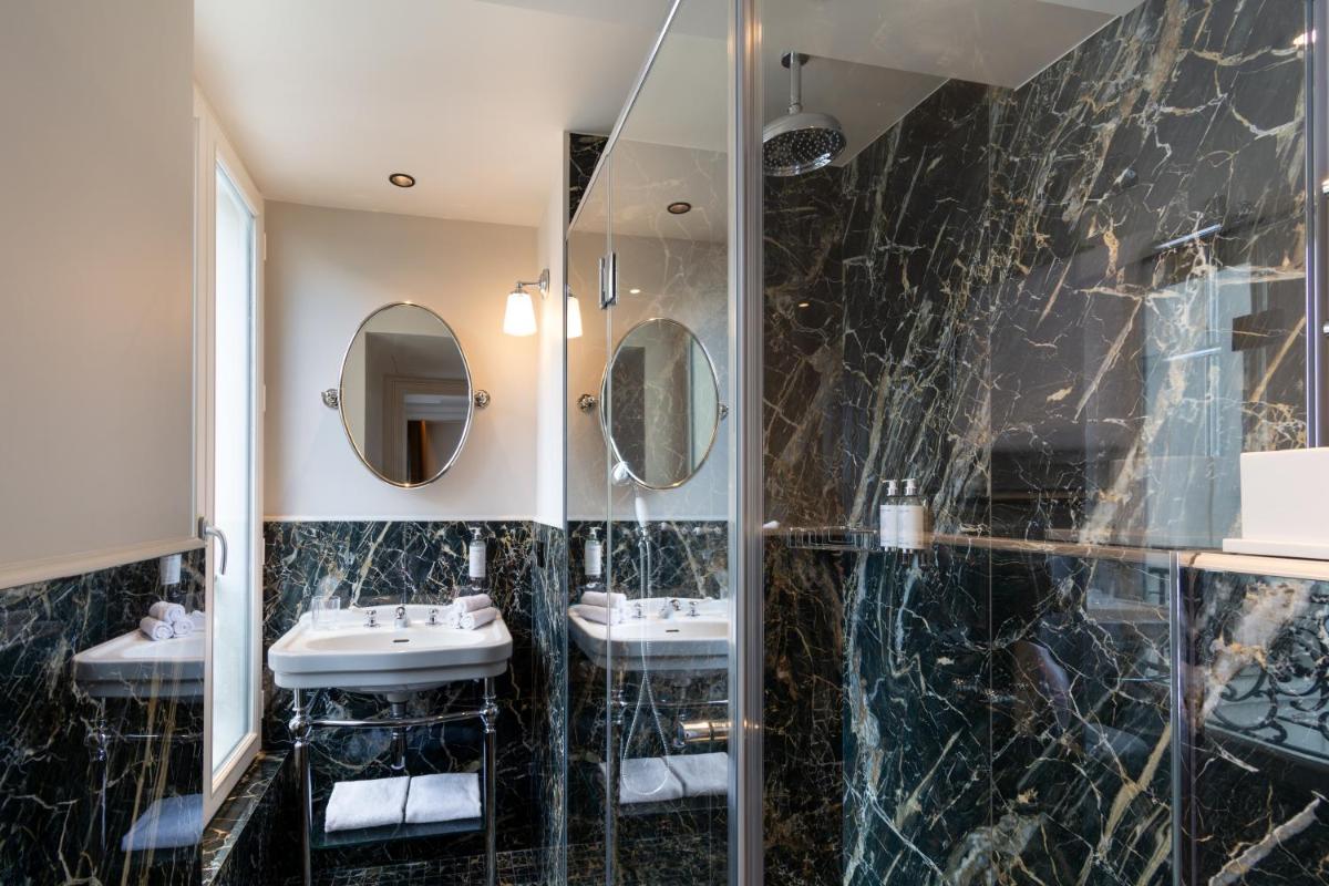 Salle de bains dans l'établissement Hôtel & SPA Napoléon