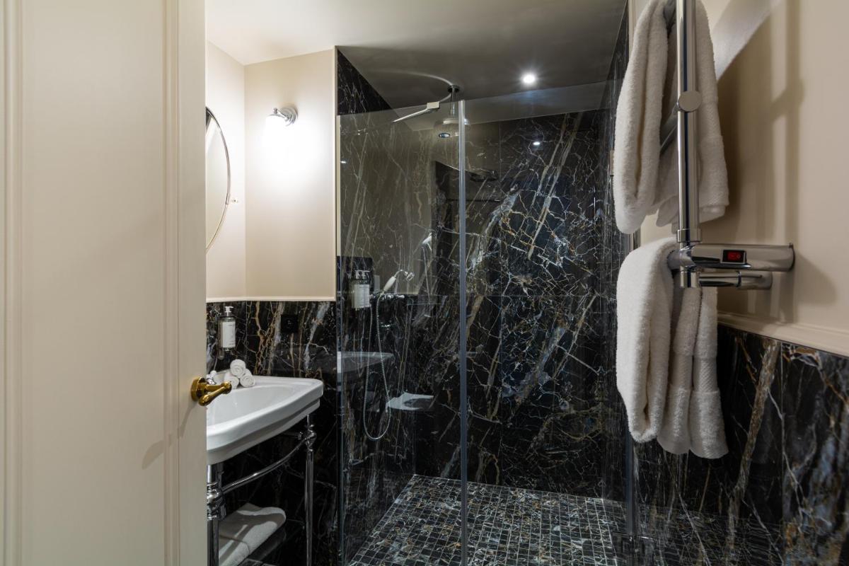 Salle de bains dans l'établissement Hôtel & SPA Napoléon
