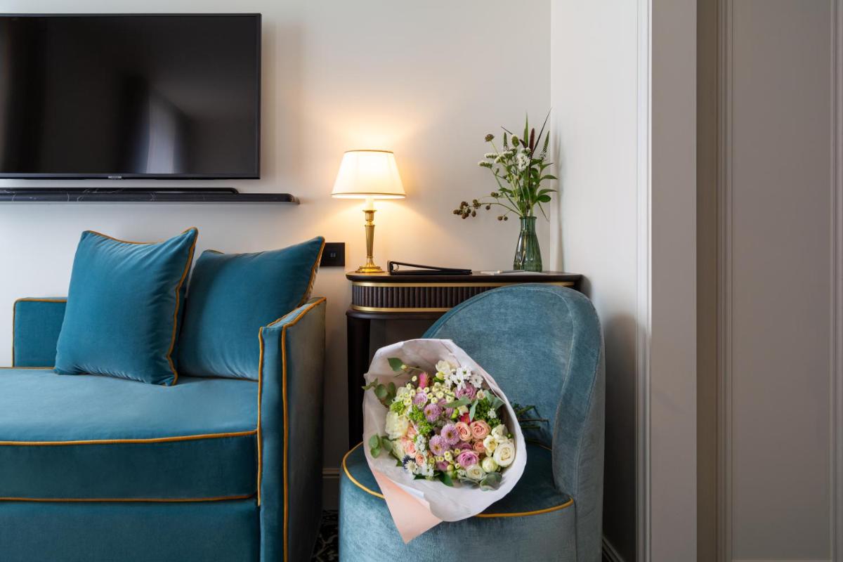 Coin salon dans l'établissement Hôtel & SPA Napoléon
