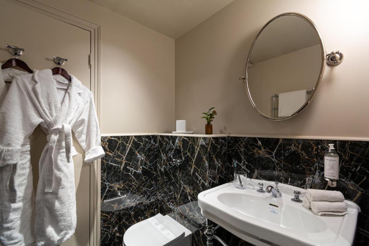 Salle de bains dans l'établissement Hôtel & SPA Napoléon