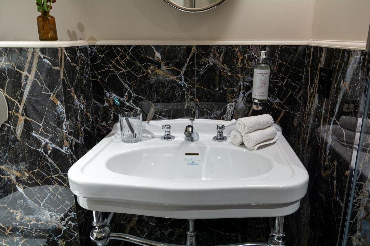 Salle de bains dans l'établissement Hôtel & SPA Napoléon