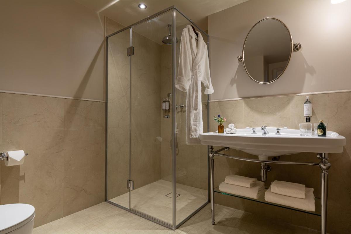une salle de bain avec douche et lavabo dans l'établissement Hôtel & SPA Napoléon, à Fontainebleau