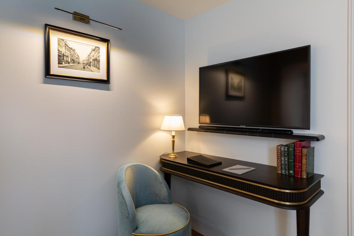 Télévision ou salle de divertissement dans l'établissement Hôtel & SPA Napoléon