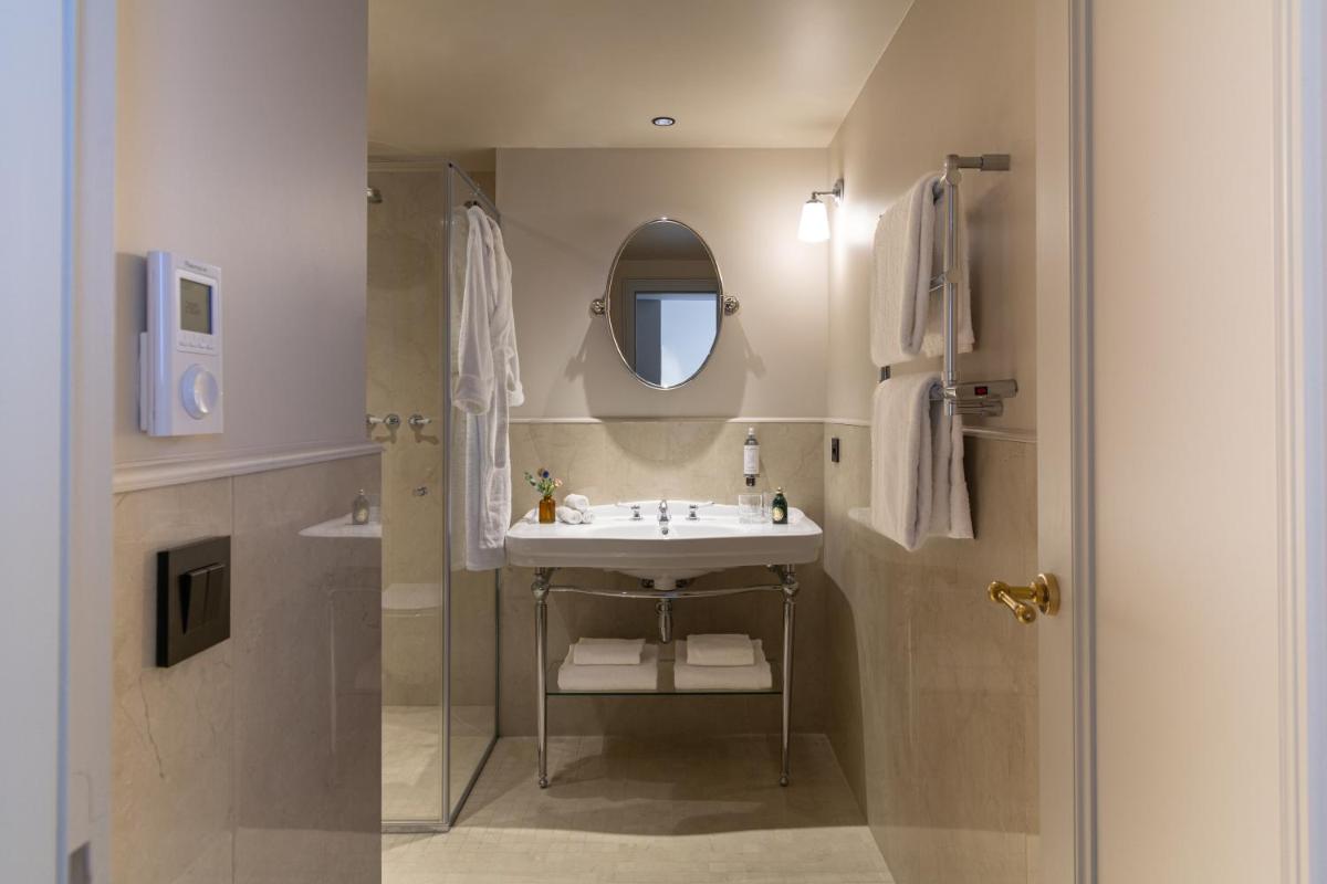 Salle de bains dans l'établissement Hôtel & SPA Napoléon