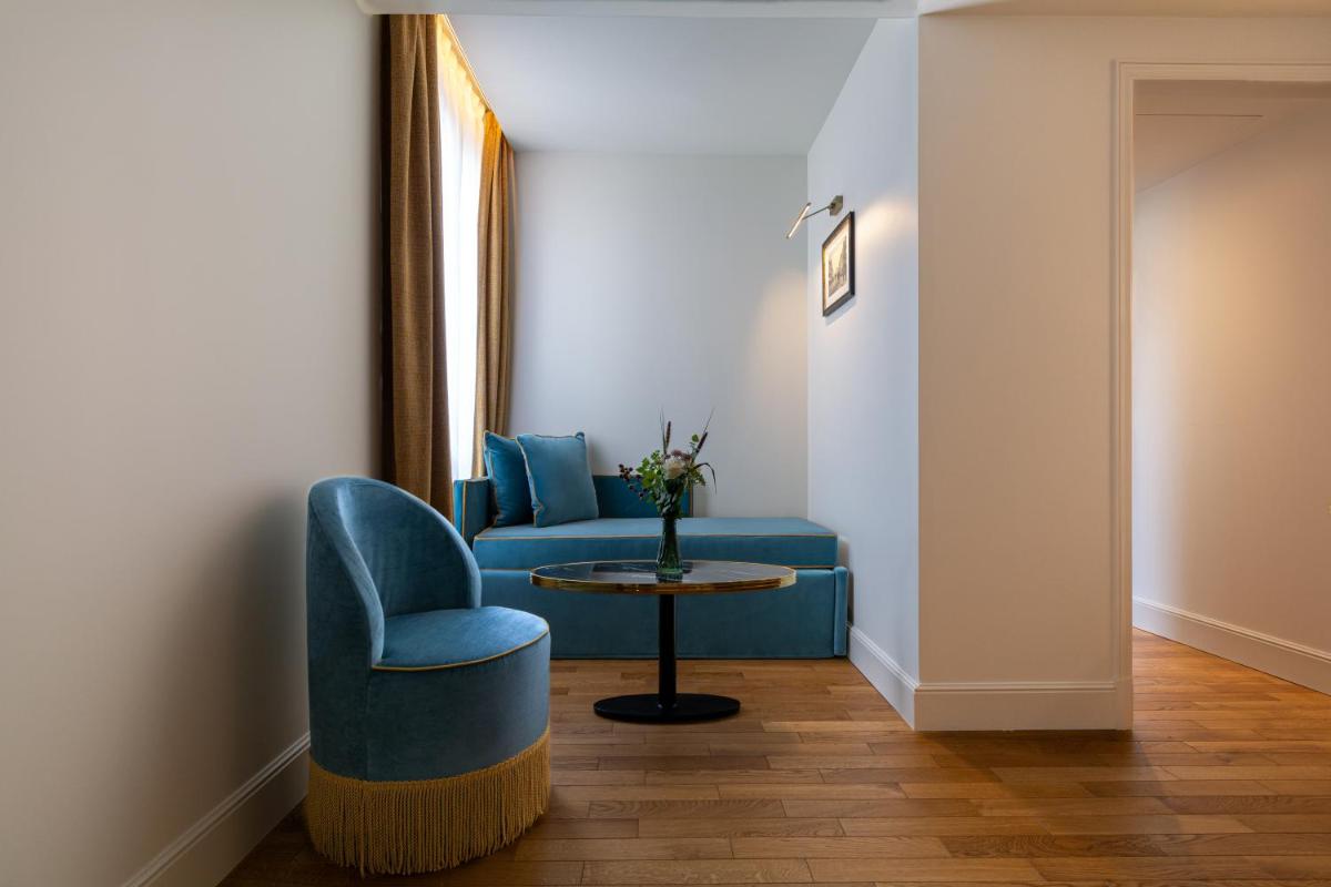 Coin salon dans l'établissement Hôtel & SPA Napoléon