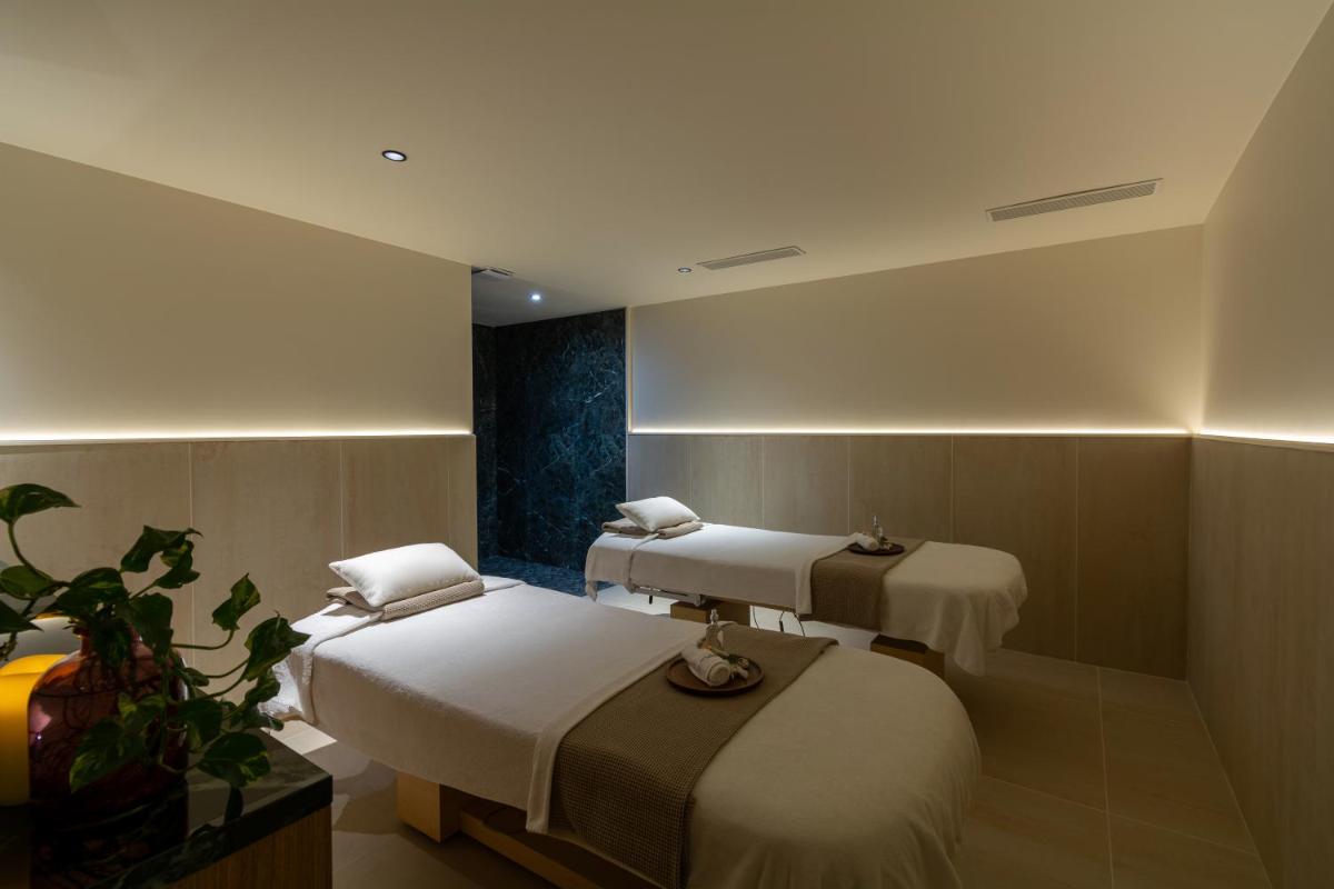 une salle d'hôpital avec deux lits et une usine dans l'établissement Hôtel & SPA Napoléon, à Fontainebleau