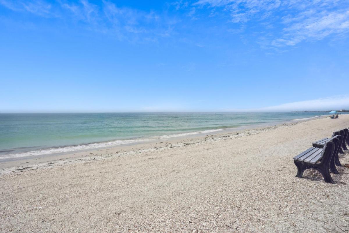 Beach Livin 1 - 1 Bedroom Downstairs - Housity