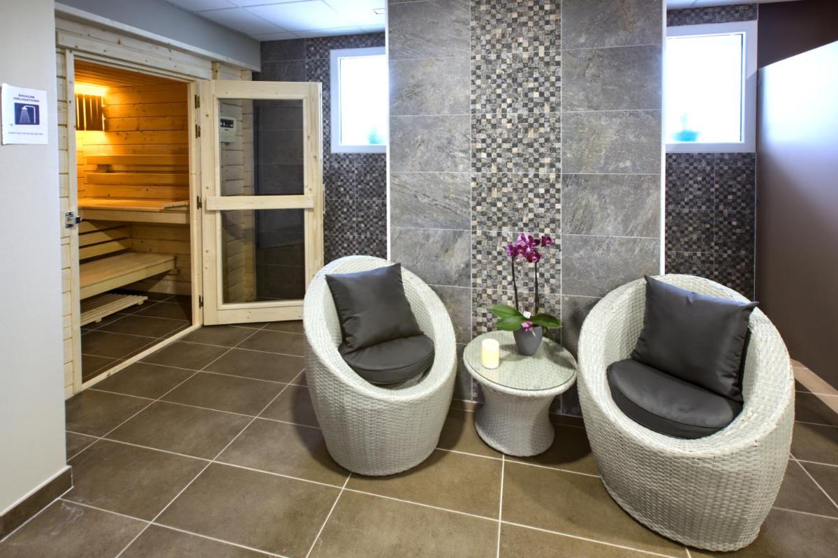Coin salon dans l'établissement Logis Hotel Restaurant & SPA Au Comte d'Ornon