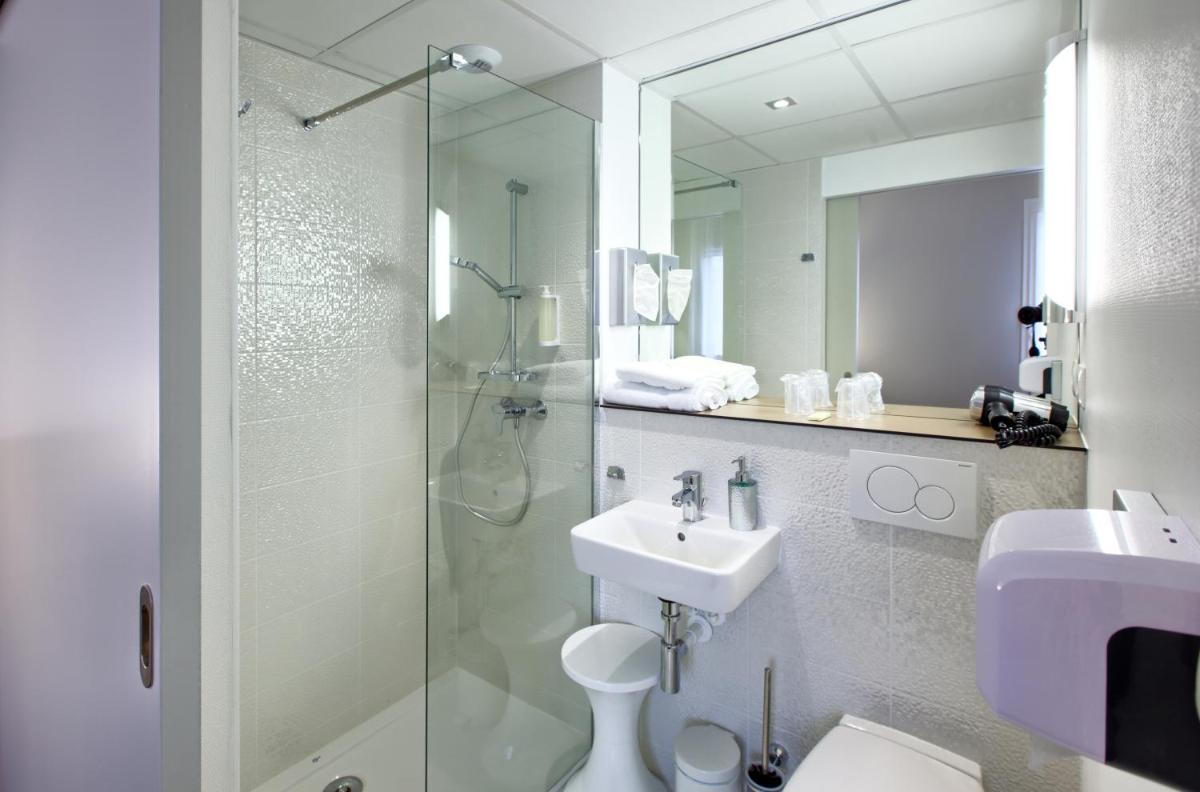 Salle de bains dans l'établissement Logis Hotel Restaurant & SPA Au Comte d'Ornon