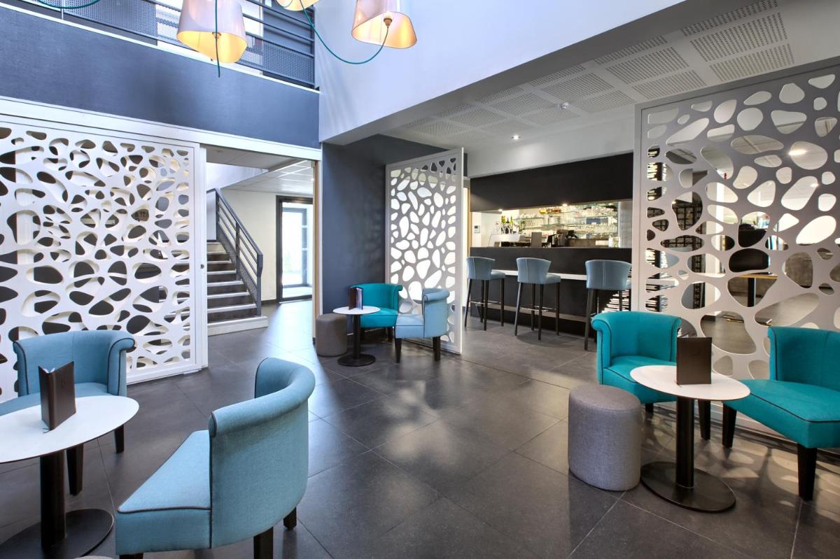 Coin salon dans l'établissement Logis Hotel Restaurant & SPA Au Comte d'Ornon