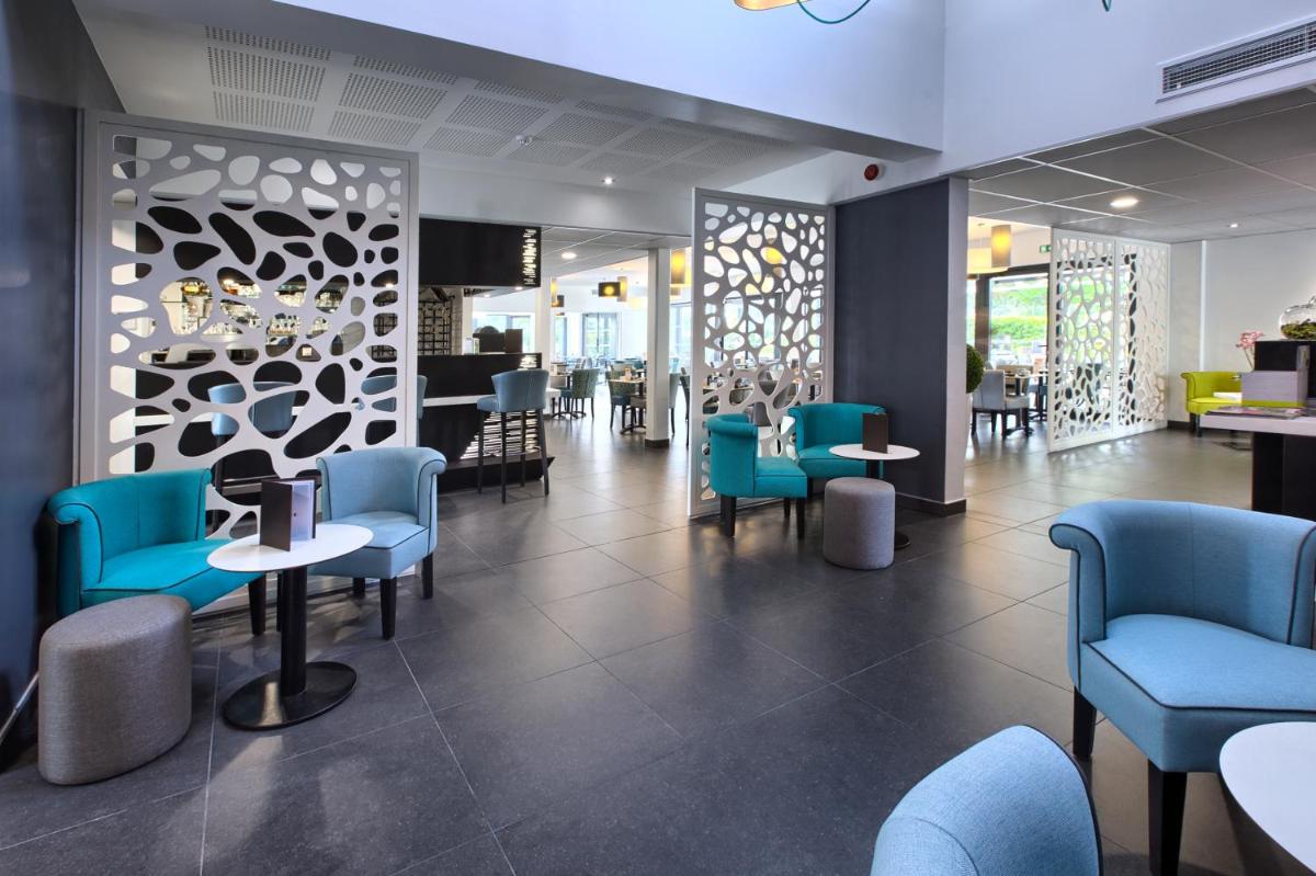 Coin salon dans l'établissement Logis Hotel Restaurant & SPA Au Comte d'Ornon
