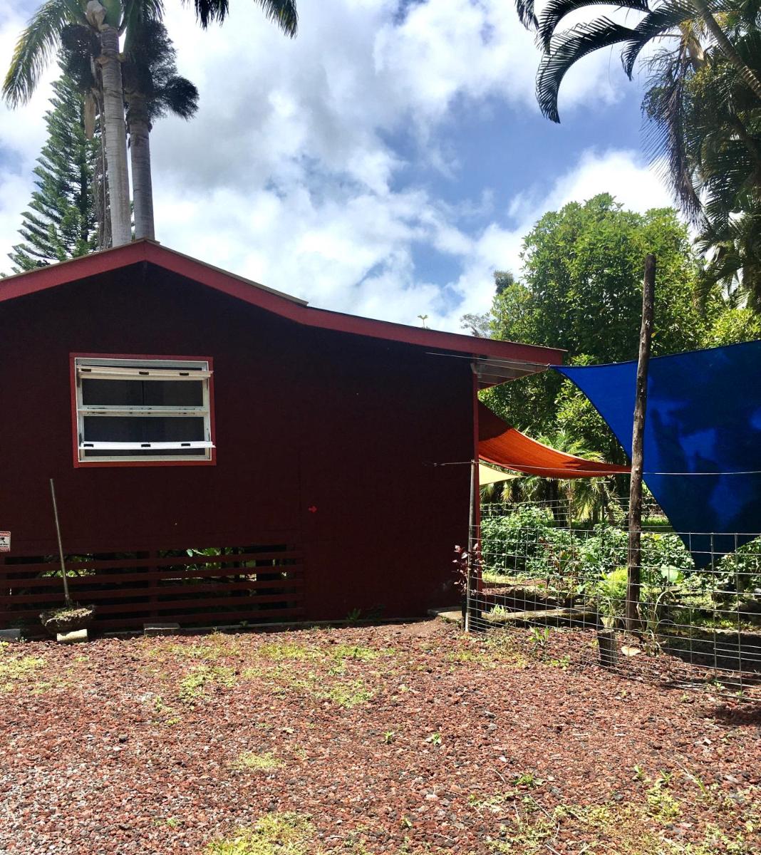 The Red Cottage and Hawaiian Pond Garden Paradise! - Housity