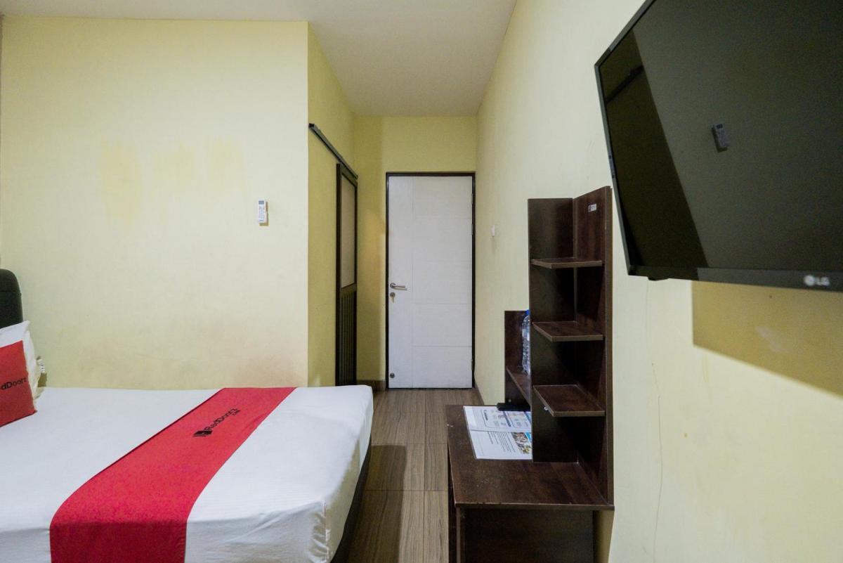 RedDoorz near Surabaya Town Square - Housity