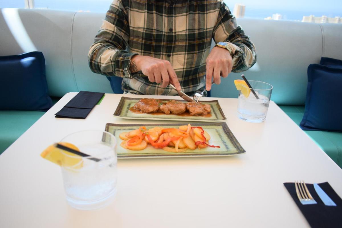 Comida en o cerca de este hotel