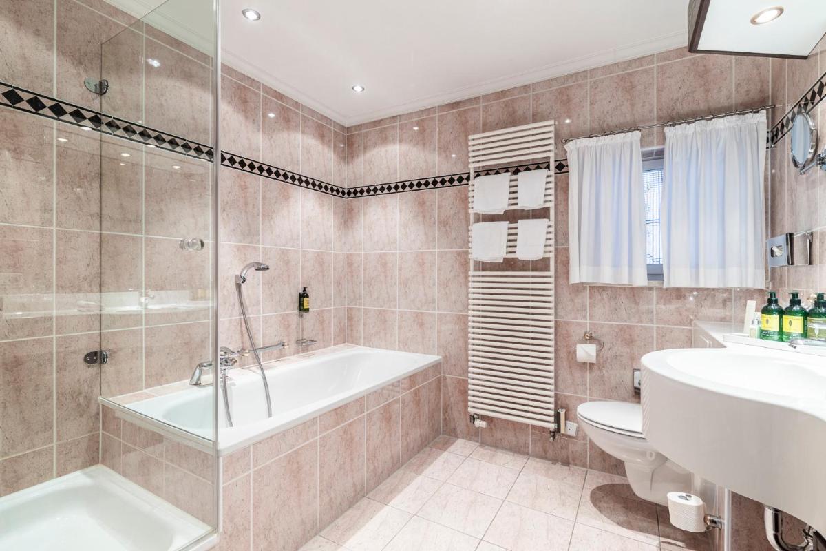 Ein Badezimmer in der Unterkunft Alpenhof Murnau