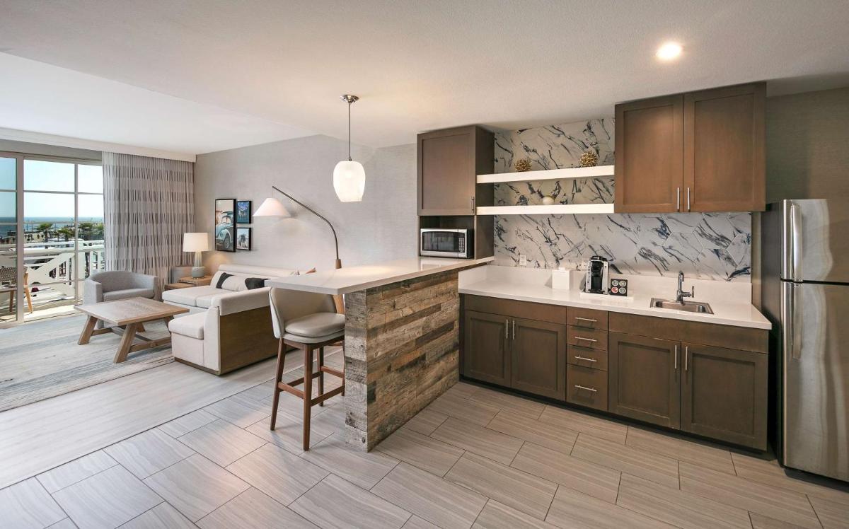 Inn at the Pier Pismo Beach, Curio Collection by Hilton - Housity