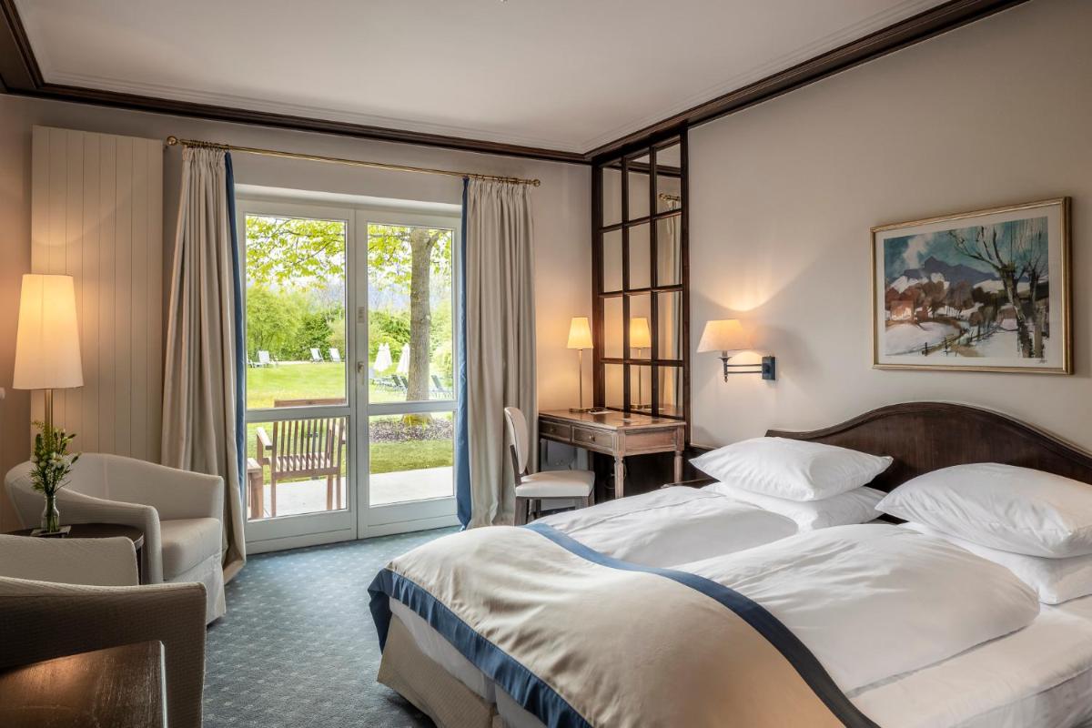 Ein Bett oder Betten in einem Zimmer der Unterkunft Alpenhof Murnau