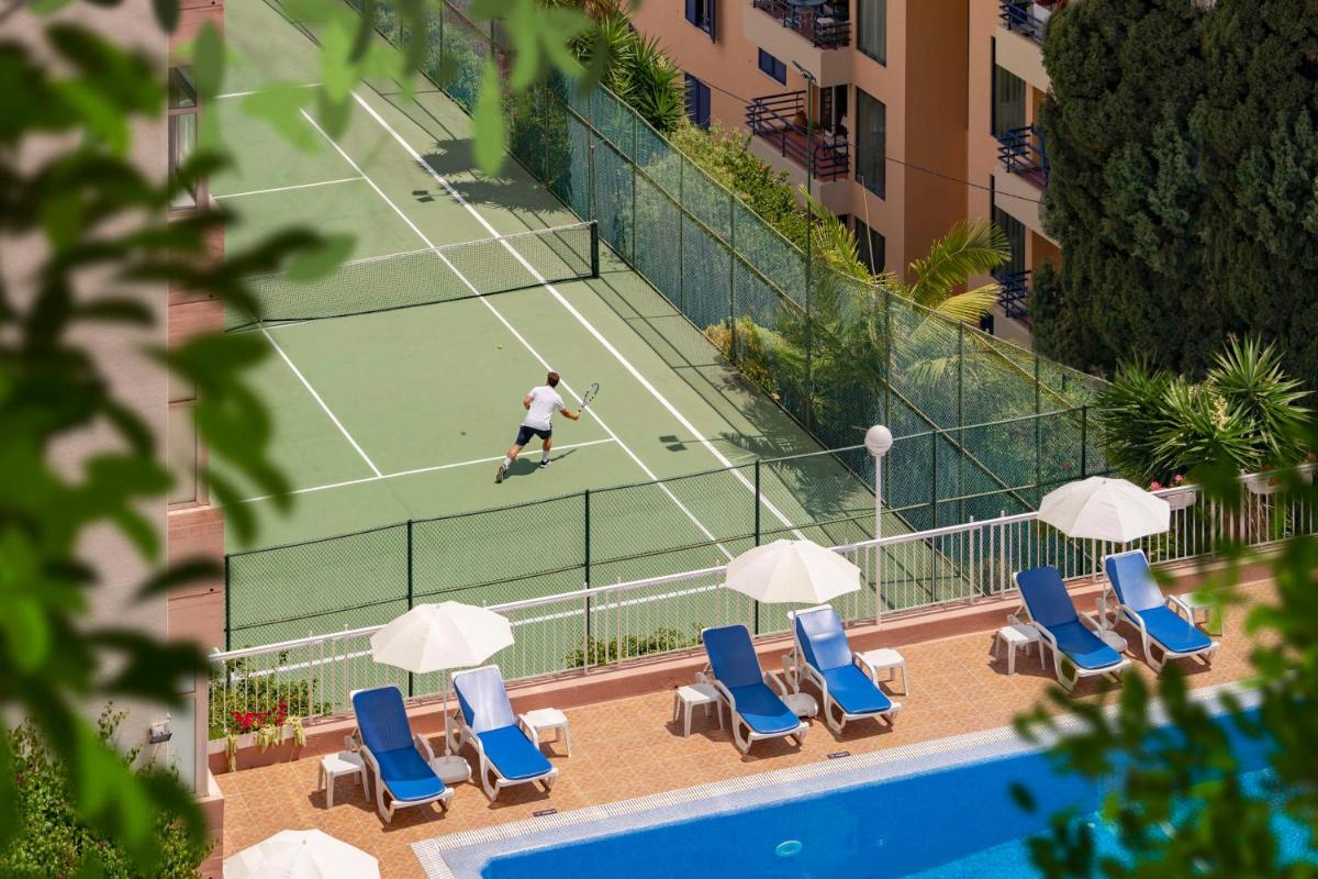 Comodidades para jogar ténis e squash em Dorisol Mimosa Studio Hotel ou nas proximidades