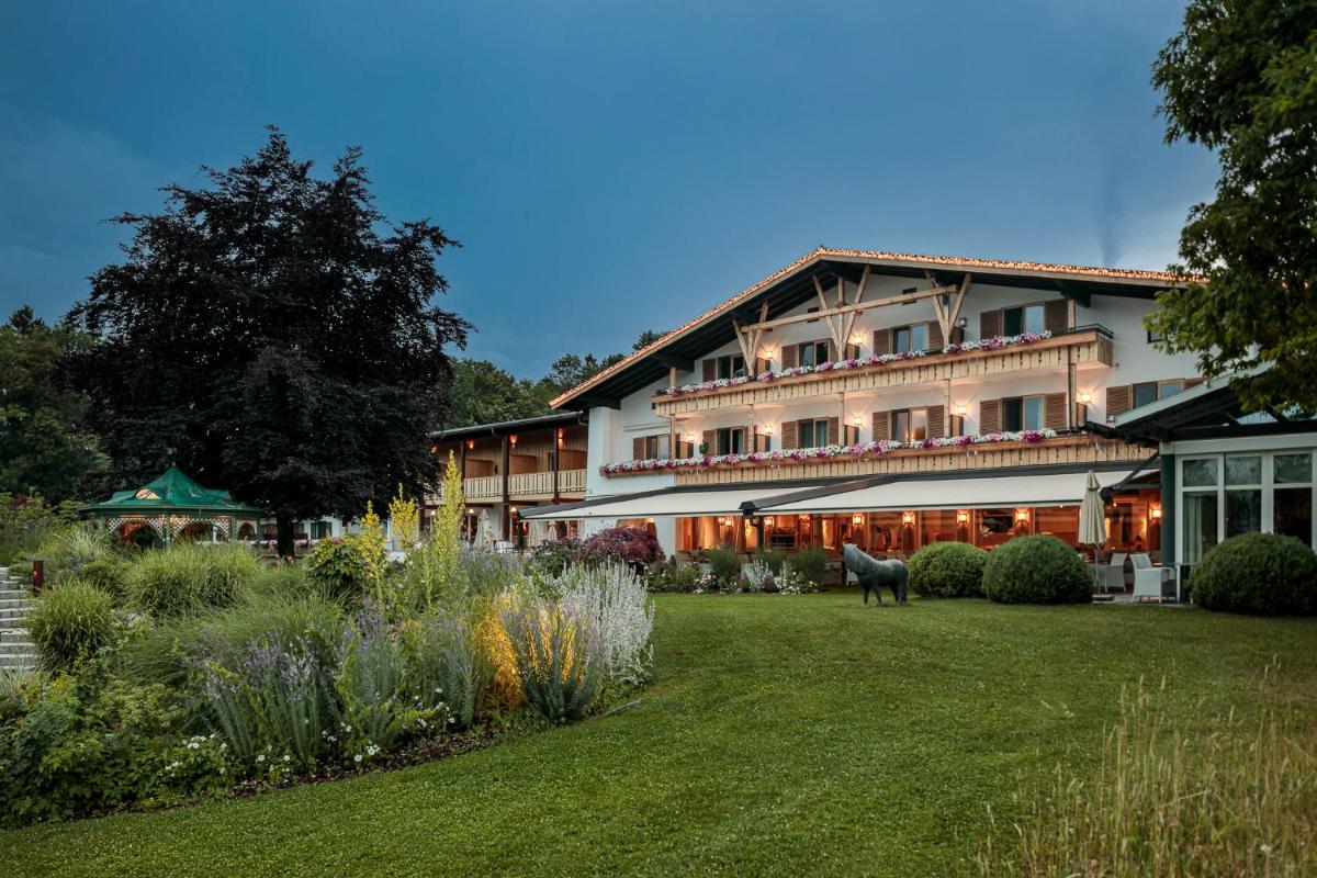 Ein Garten an der Unterkunft Alpenhof Murnau