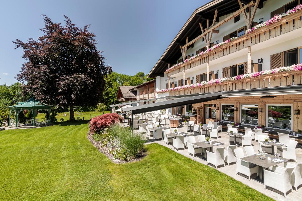 Ein Garten an der Unterkunft Alpenhof Murnau