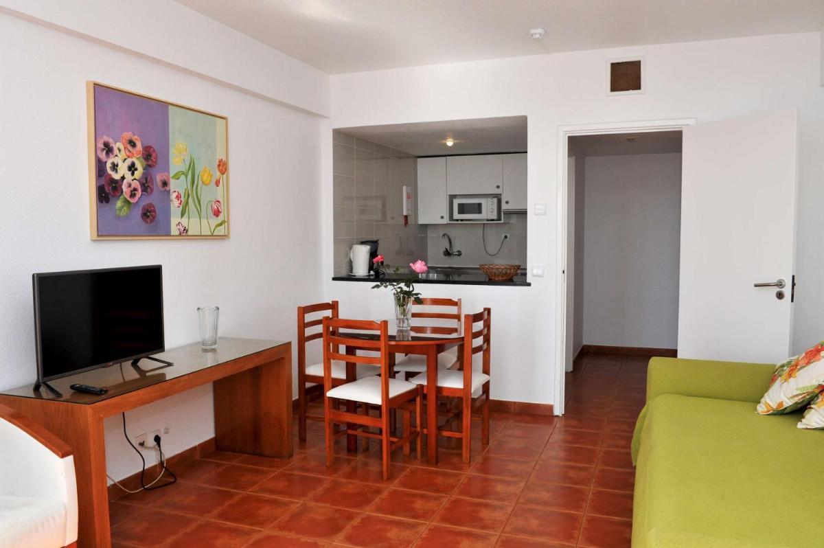 Uma televisão e/ou sistema de entretenimento em Florasol Residence Hotel - Dorisol hotels