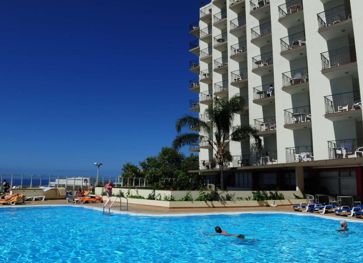 uma piscina em frente a um hotel em Florasol Residence Hotel - Dorisol hotels no Funchal