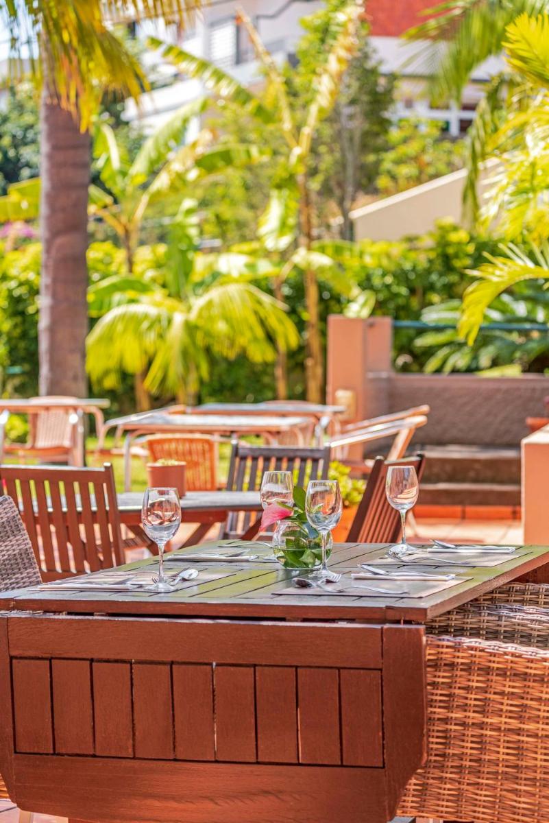 Um jardim no exterior de Florasol Residence Hotel - Dorisol hotels