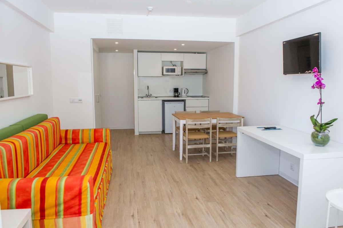 A cozinha ou kitchenette de Florasol Residence Hotel - Dorisol hotels