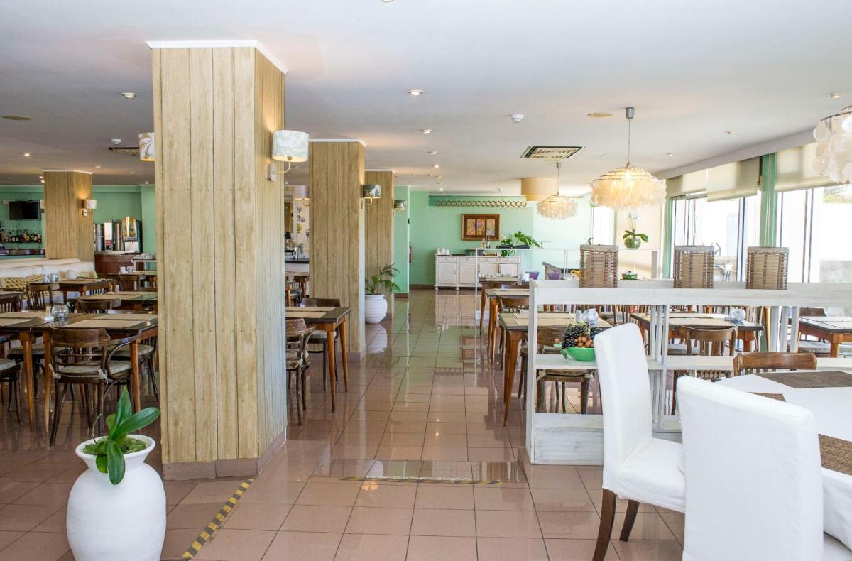 Um restaurante ou outro lugar para comer em Florasol Residence Hotel - Dorisol hotels