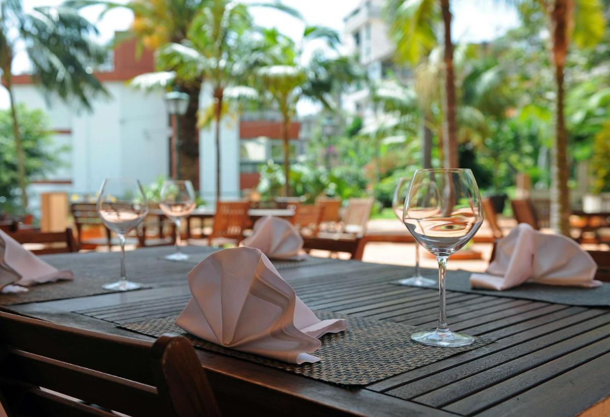 Um restaurante ou outro lugar para comer em Florasol Residence Hotel - Dorisol hotels