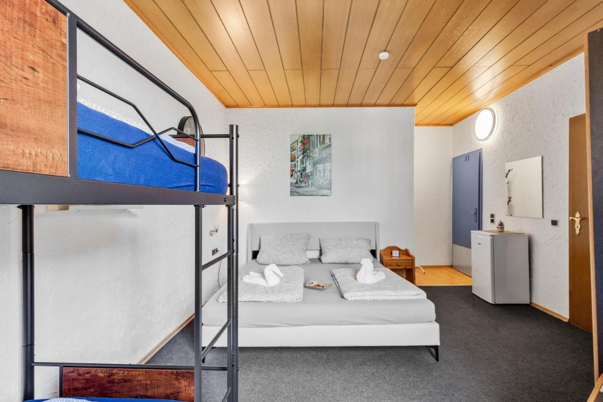 ein Schlafzimmer mit zwei Etagenbetten in einem Zimmer in der Unterkunft Family and Friends Hassloch in Haßloch
