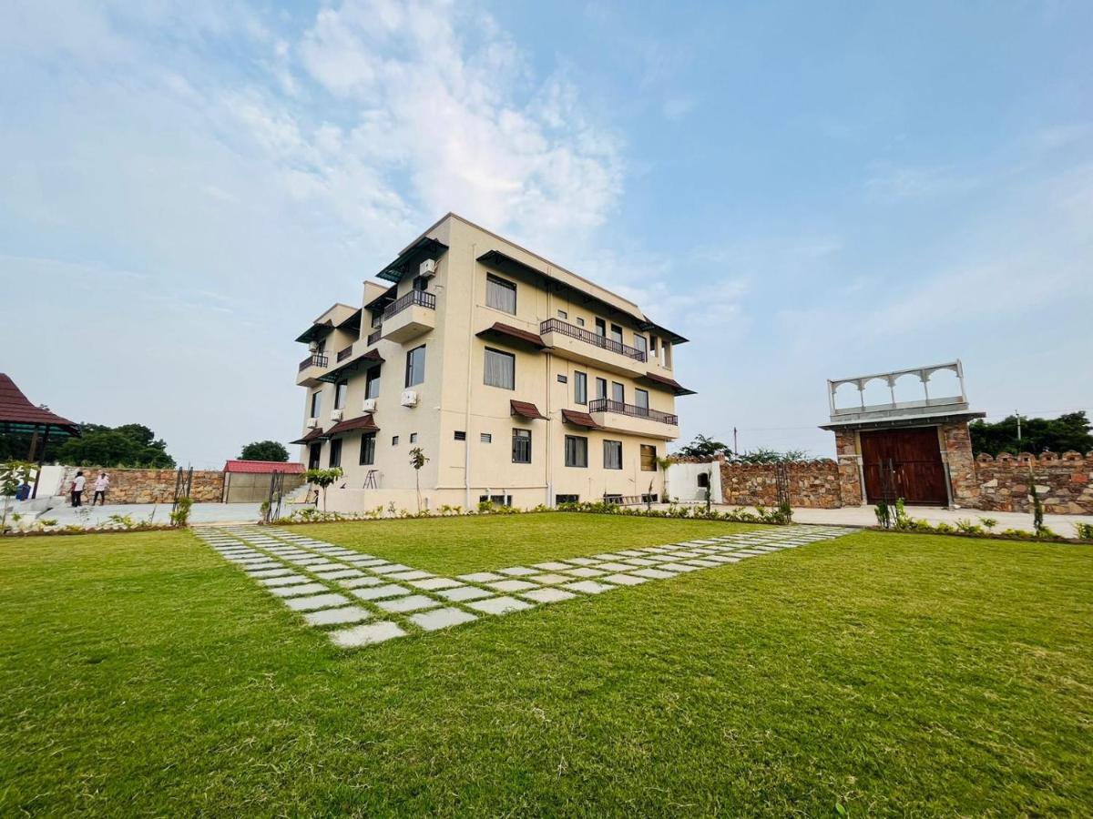 New Royal Orbit Hotel and Restaurant - Housity