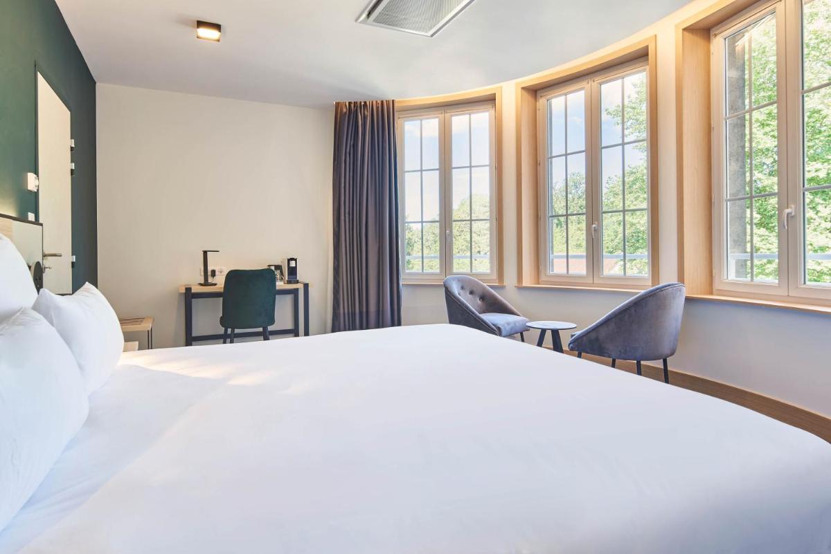 Un ou plusieurs lits dans un hébergement de l'établissement Le Grand Hôtel, The Originals Relais