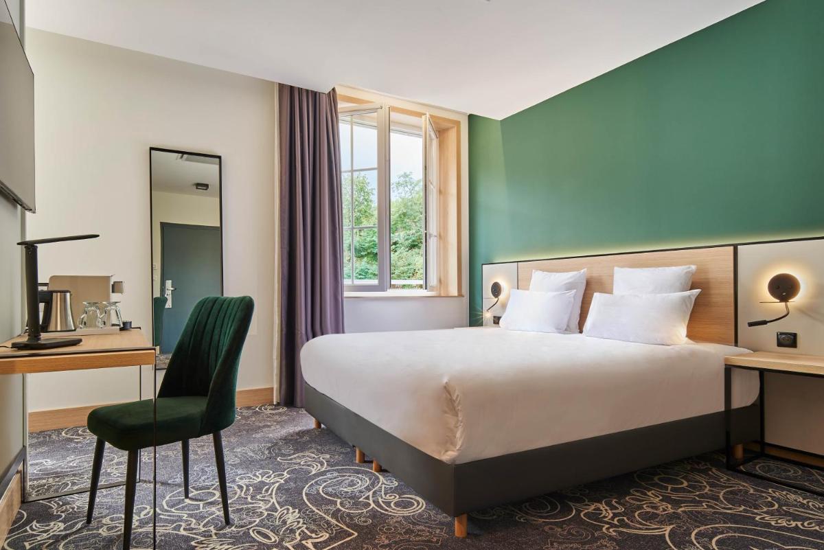 Un ou plusieurs lits dans un hébergement de l'établissement Le Grand Hôtel, The Originals Relais