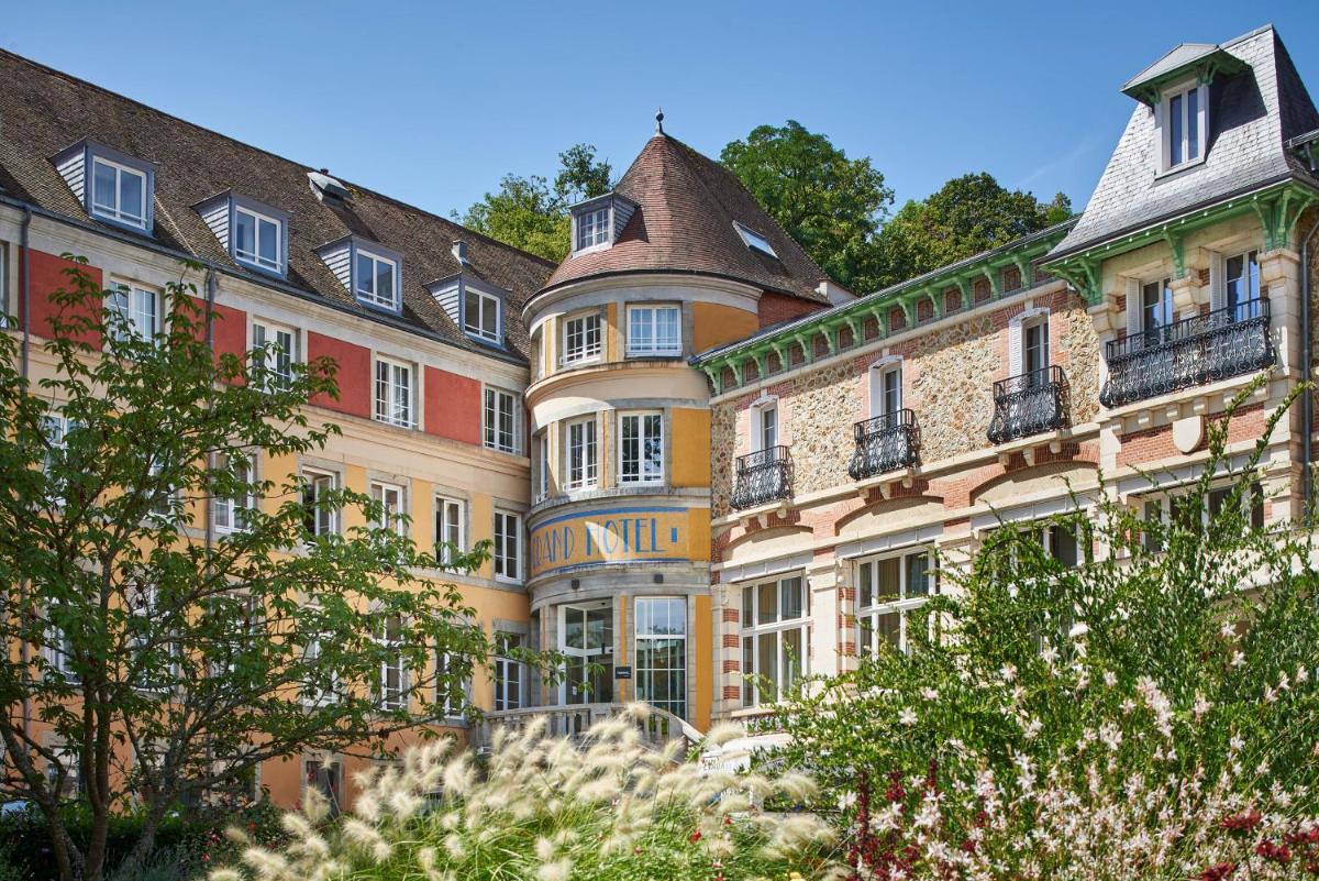 une rangée d'immeubles avec des balcons dans l'établissement Le Grand Hôtel, The Originals Relais, à Évaux-les-Bains