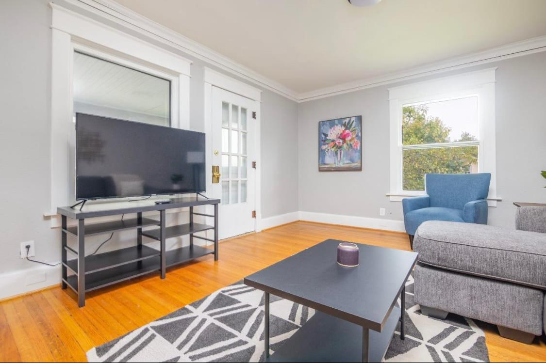 Spacious 2 Bedroom Home Near Ingersoll & Downtown - Housity