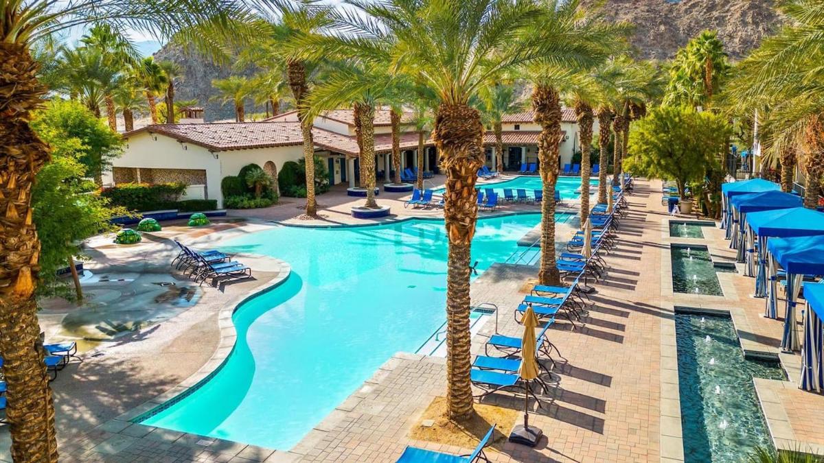 Luxurious Villa with Majestic Mountain View, 12 Pools, Spas, Ground Floor - Housity