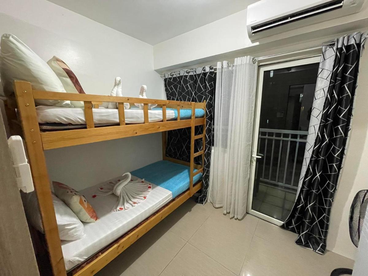 Shore Residences, Mall Of Asia Complex Stays by PBYY - Housity