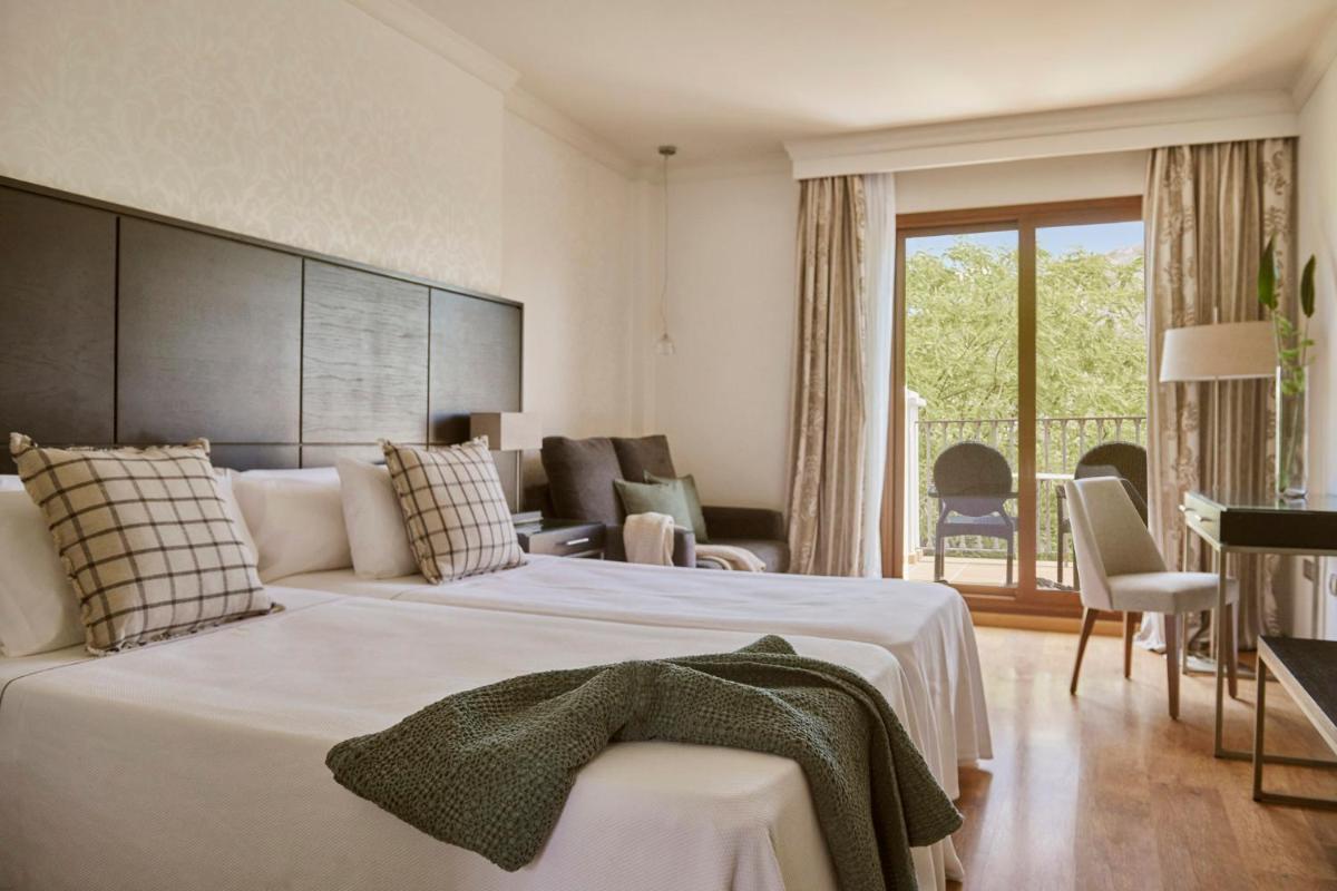 Cama o camas de una habitación en B bou Hotel La Viñuela & Spa